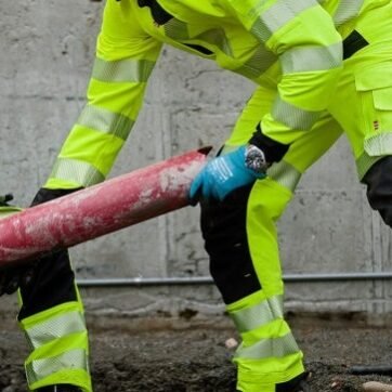 worker with worker pants with reflective tape